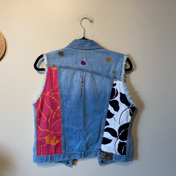 Volcom size medium denim patchwork  vest. - Picture 8 of 8